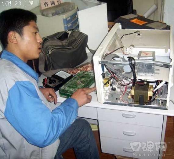 福州家电维修有限公司是一家著名的全国综合型家电维修公司,是中国家用电器商业协会会员单位,福州制冷学会团体会员单位,被福州市工商管理局授予重合同守信誉先进单位和服务质量收费价格信得过单位.福州地区规模最大的家电维修中心通过了家电物价局监制。福州小天鹅洗衣机维修部 着准确快捷的维修能力.公司反复强调客户是我们维修人的衣食父母.在如此激烈的市场竟争中,我们深知只有真正的技术与良好的服务相结合,才能被广大客户所接受.检测设备先进,技术实力雄厚。热诚欢迎各厂家售后的加盟我们会以一流的技术为广大用户服务!